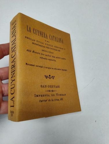 Portada del libro de La cuynera catalana o sia reglas útils, fàcils, seguras y económicas