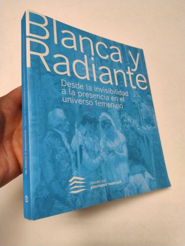 Portada del libro de BLANCA Y RADIANTE: Desde la invisibilidad a la presencia en el universo femenino (Catálogo exposición)