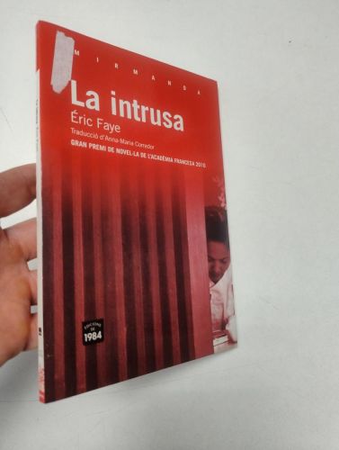 Portada del libro de La intrusa (en català)