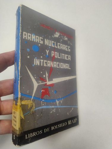 Portada del libro de Armas nucleares y política internacional