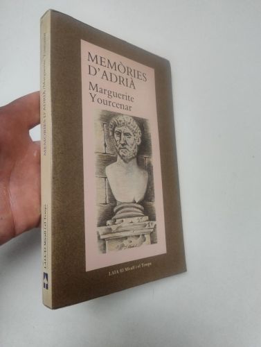Portada del libro de Memòries d'Ádrià