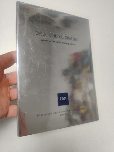Portada del libro de Escuchando al oráculo. Warren Buffet en sus propias palabras