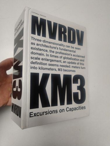 Portada del libro de KM3. Excursion on Compacities