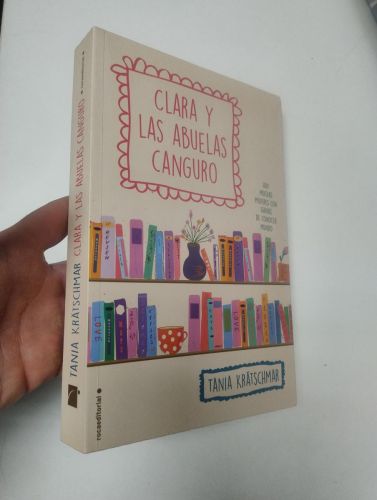 Portada del libro de Clara y las abuelas canguro