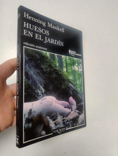 Portada del libro de Huesos en el jardín