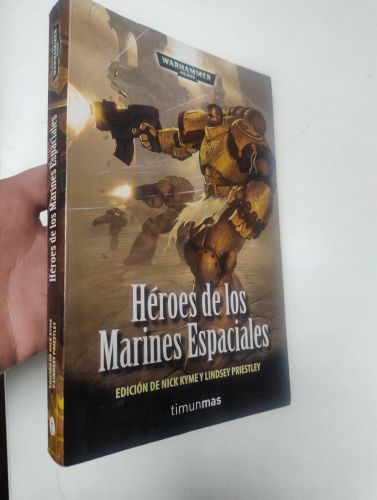 Portada del libro de Héroes de los Marines Espaciales