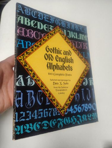 Portada del libro de Gothic And Old English Alphabets. 100 Complete Fonts