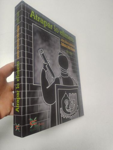 Portada del libro de Atrapar lo efímero. Selección de carteles de Antonio Odón Alonso. 1981-2012