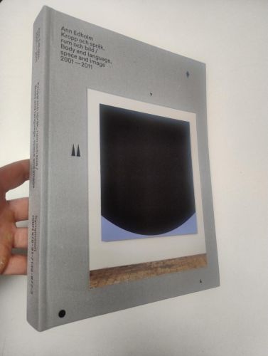 Portada del libro de Ann Edholm. Kropp och sprak, rum och bild / Body and language, space and image 2001-2011