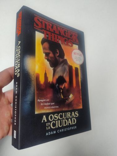 Portada del libro de Stranger Things: A oscuras en la ciudad