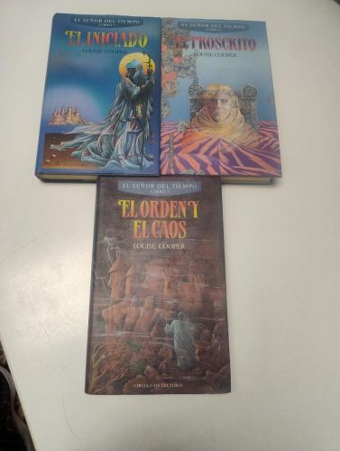 Portada del libro de Trilogía El señor del tiempo (1. El iniciado; 2. El proscrito; 3. El orden y el caos)