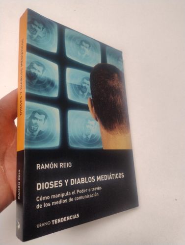 Portada del llibre de Dioses y diablos mediáticos