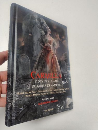 Portada del llibre de Carmilla y otros relatos de mujeres vampiro