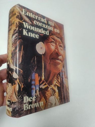 Portada del libro de Enterrad mi corazón en Wounded Knee