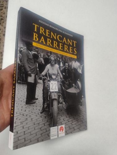 Portada del libro de TRENCANT BARRERES. DONES PIONERES A CATALUNYA AL SEGLE XX