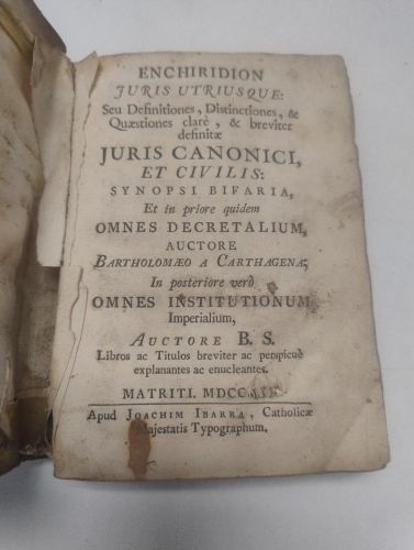 Portada del libro de Enchiridion Juris Utriusque: seu definitiones, distinctiones, & quaestiones clare & breviter definitae....