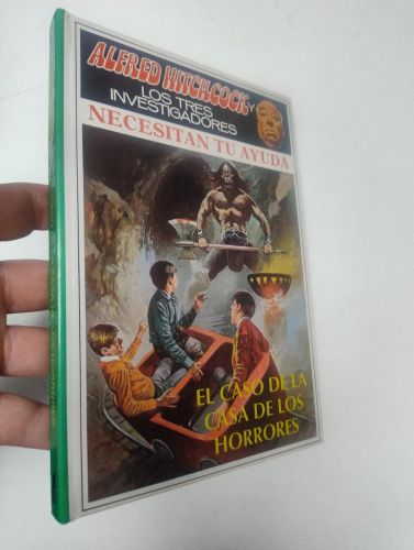 Portada del llibre de Necesitan tu ayuda. El caso de la casa de los horrores. Alfred Hitchcock y Los tres investigadores. 