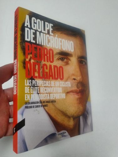 Portada del libro de A golpe de micrófono 