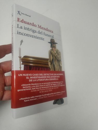 Portada del libro de La intriga del funeral inconveniente