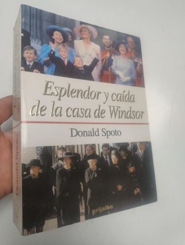 Portada del libro de Esplendor y caída de la casa de Windsor