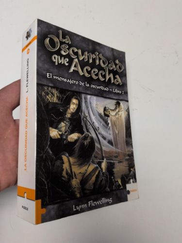 Portada del libro de La Oscuridad que acecha