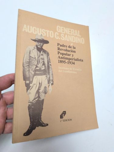 Portada del libro de General Augusto C. Sandino. Padre de la Revolució Popular y Antiimperialista 1895-1934