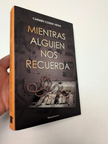 Portada del libro de Mientras alguien nos recuerda