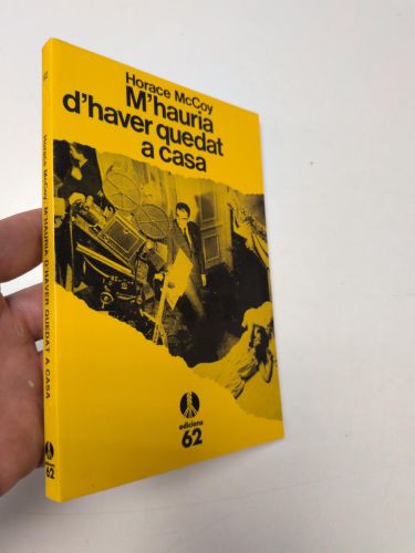 Portada del libro de M'hauria d'haver quedat a casa (La Cua de palla, 102)
