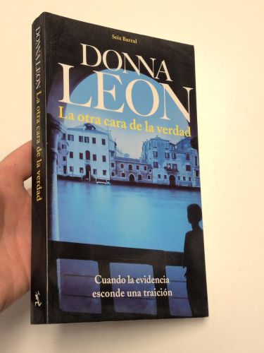 Portada del libro de La otra cara de la verdad (firmado por la autora)