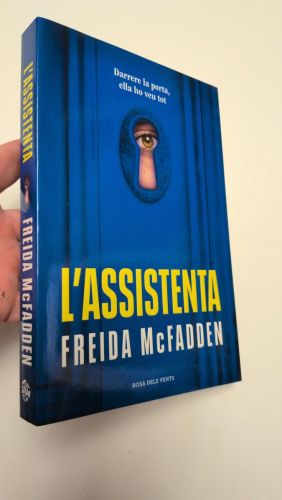 Portada del libro de L'assistenta