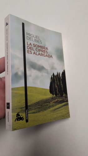 Portada del llibre de La sombra del ciprés es alargada