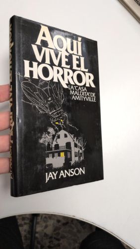 Portada del llibre de Aquí vive el horror: la 